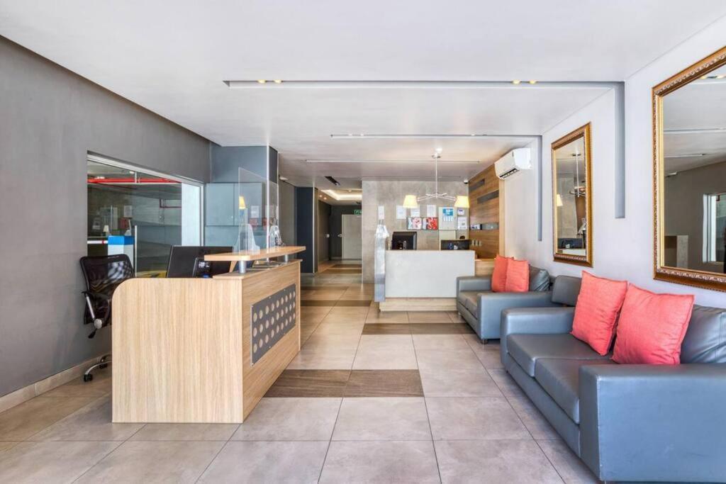 Luxury On Bree With Pool, Table Mountain View Apartment *