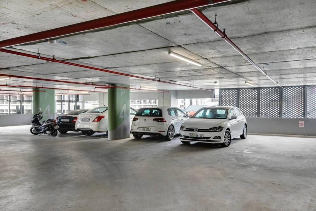Luxury On Bree With Pool, Table Mountain View Apartment