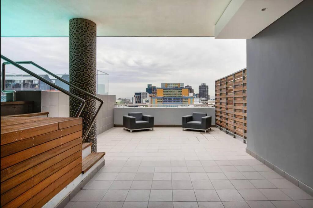 Apartment Luxury On Bree With Pool, Table Mountain View